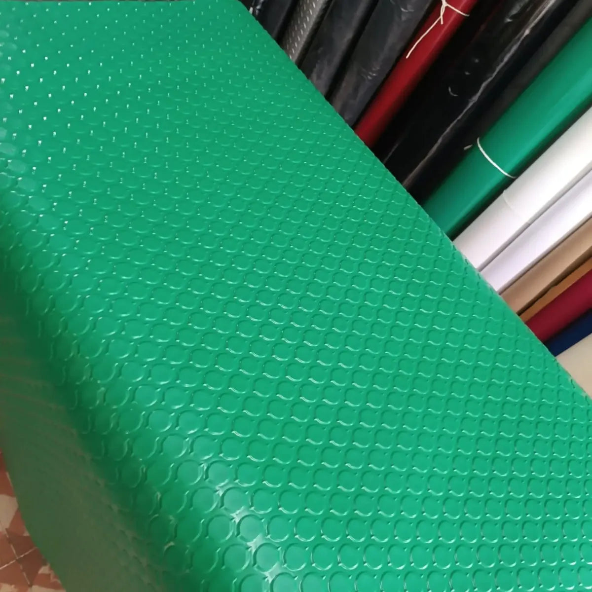 PISO DE HULE ANTIDERRAPANTE RECICLADO TIPO TACHONADO 1.5 X 5 M - 1 ROLLO